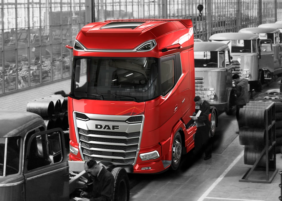 Ein Laufband mit alten LKWs und in der Mitte ein neuer DAF-LKW.