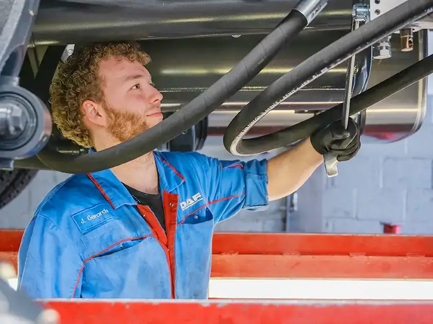 Loven Trucks monteur aan het werk