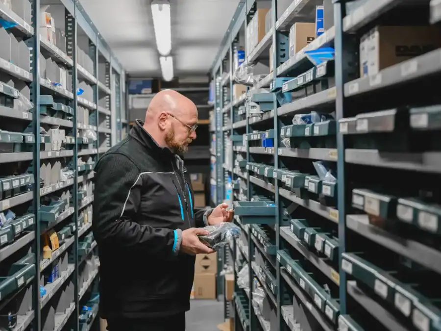 Loven onderdelen monteur in magazijn